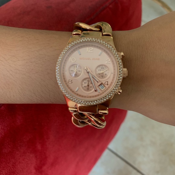 Michael Kors Runway Twist Chain Rose Gold Watch - Picture 5 of 6